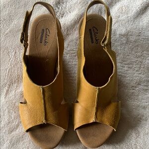 Clarks Tan Slingback Sandals with Peep-Toe Design